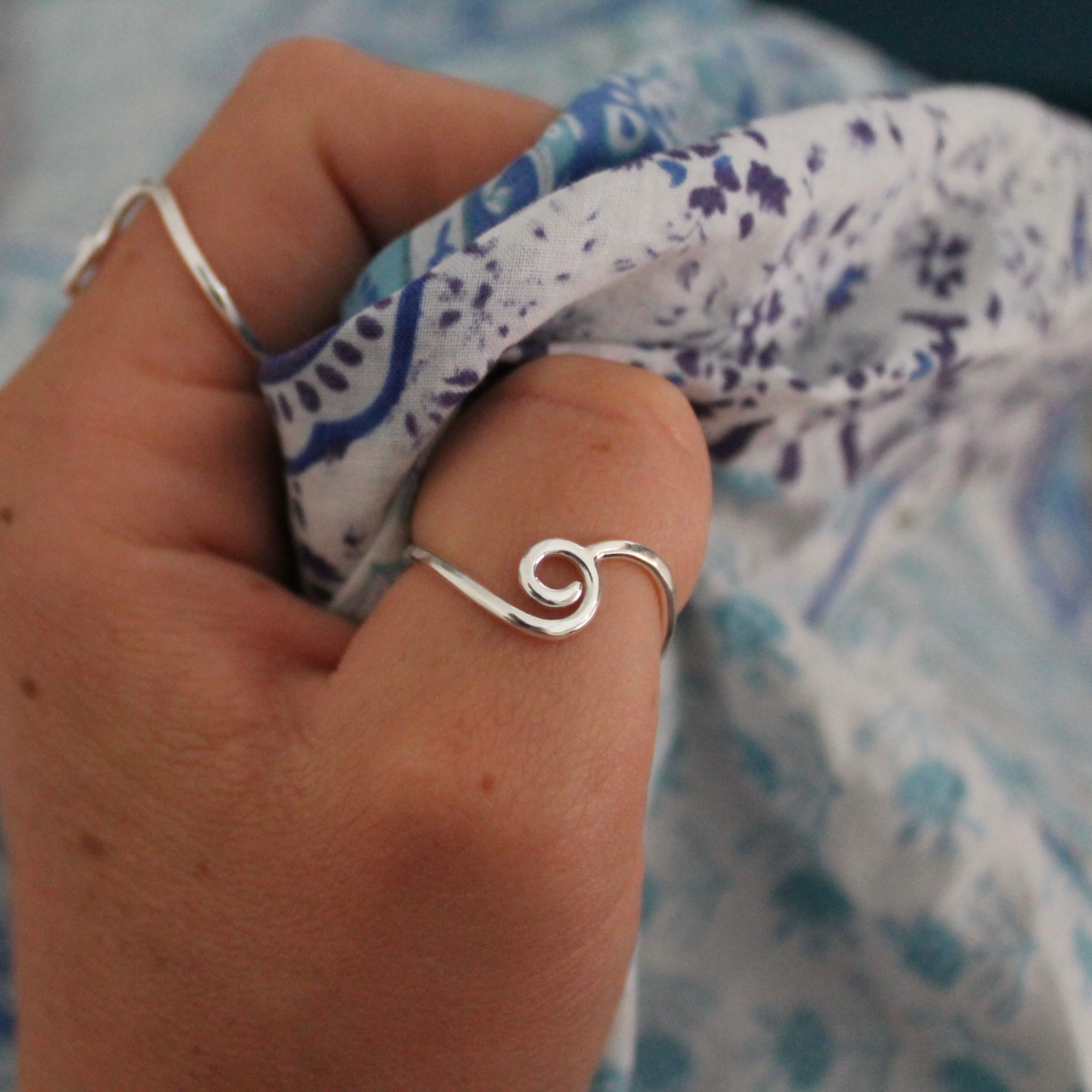 Swirled wave ring
