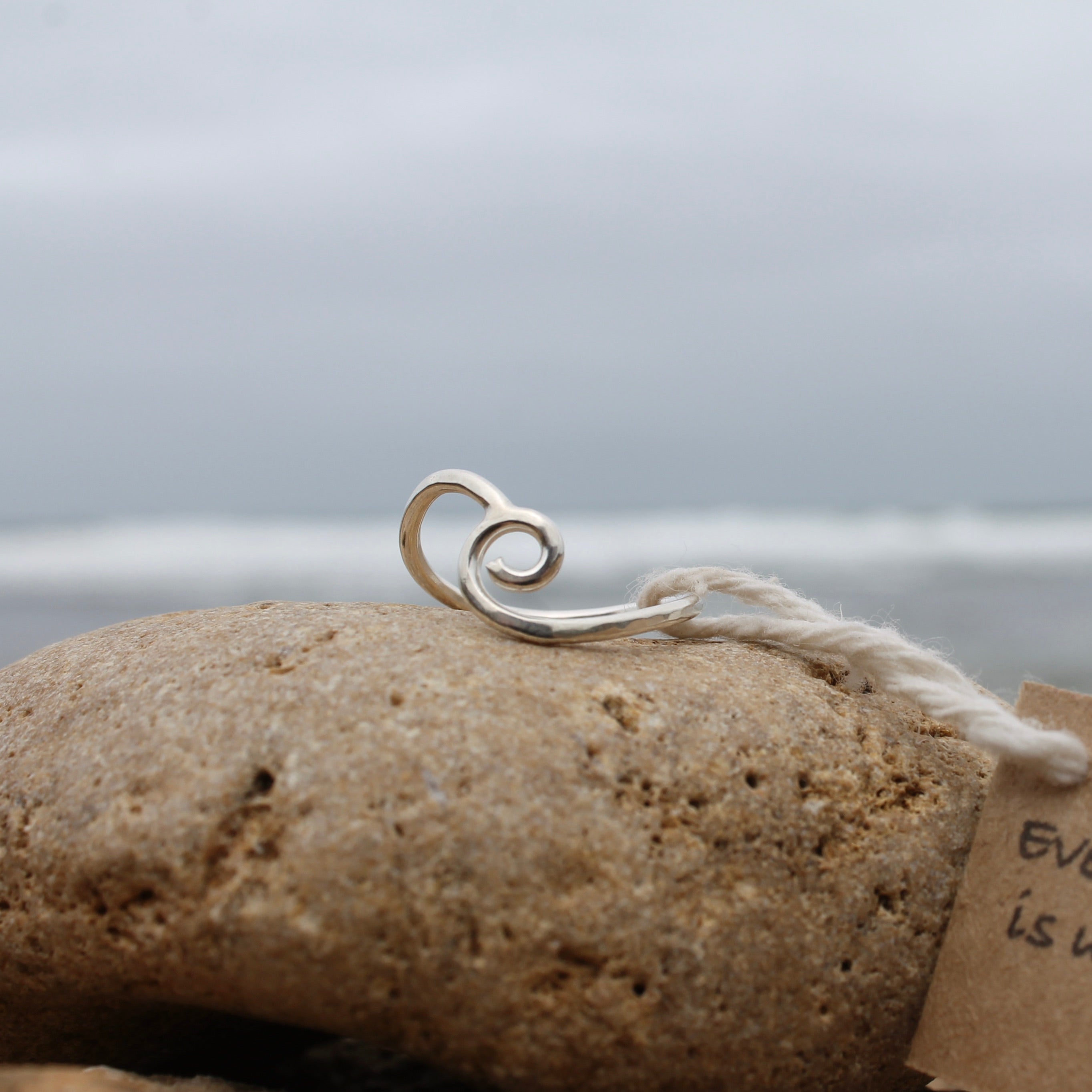 Swirled wave ring