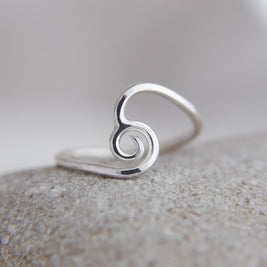 Swirled wave ring