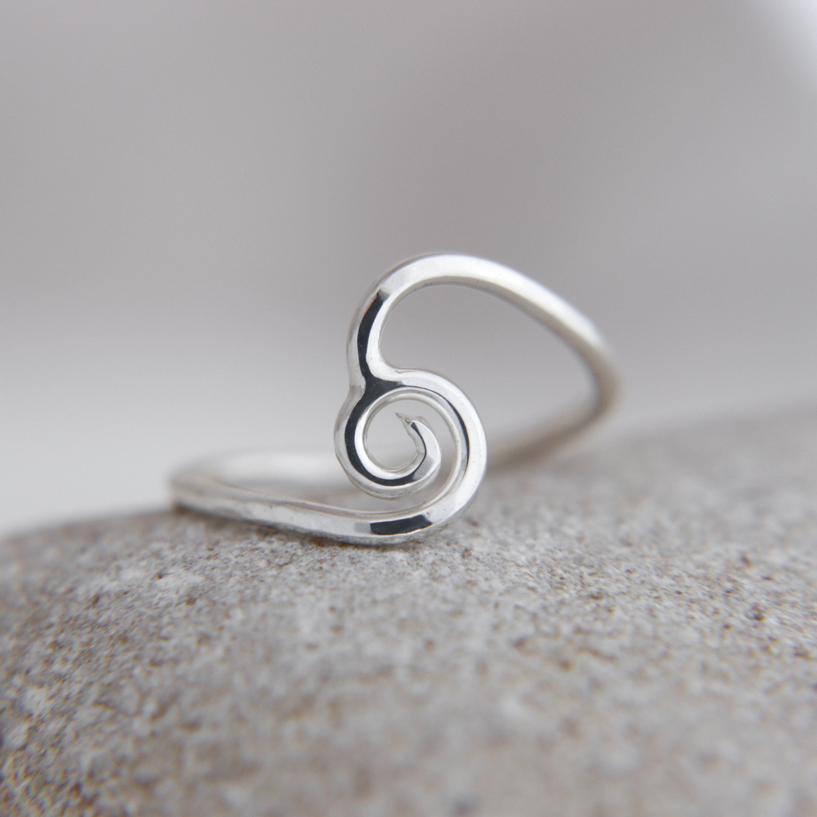 Swirled wave ring