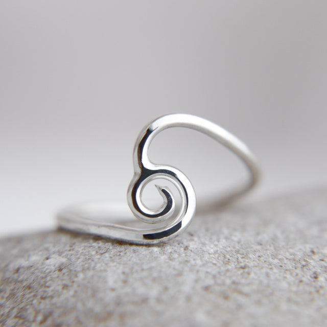 Swirled wave ring