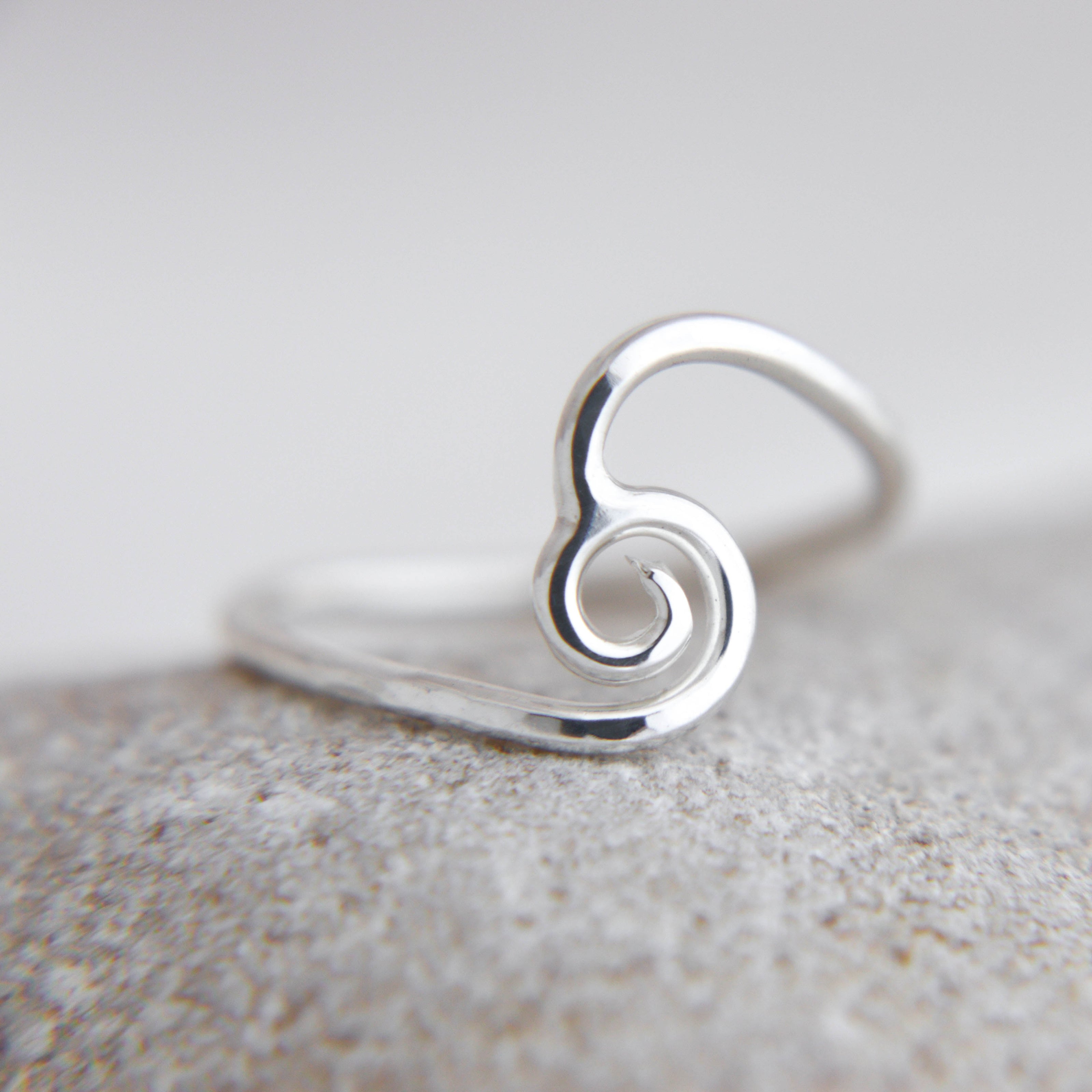 Swirled wave ring